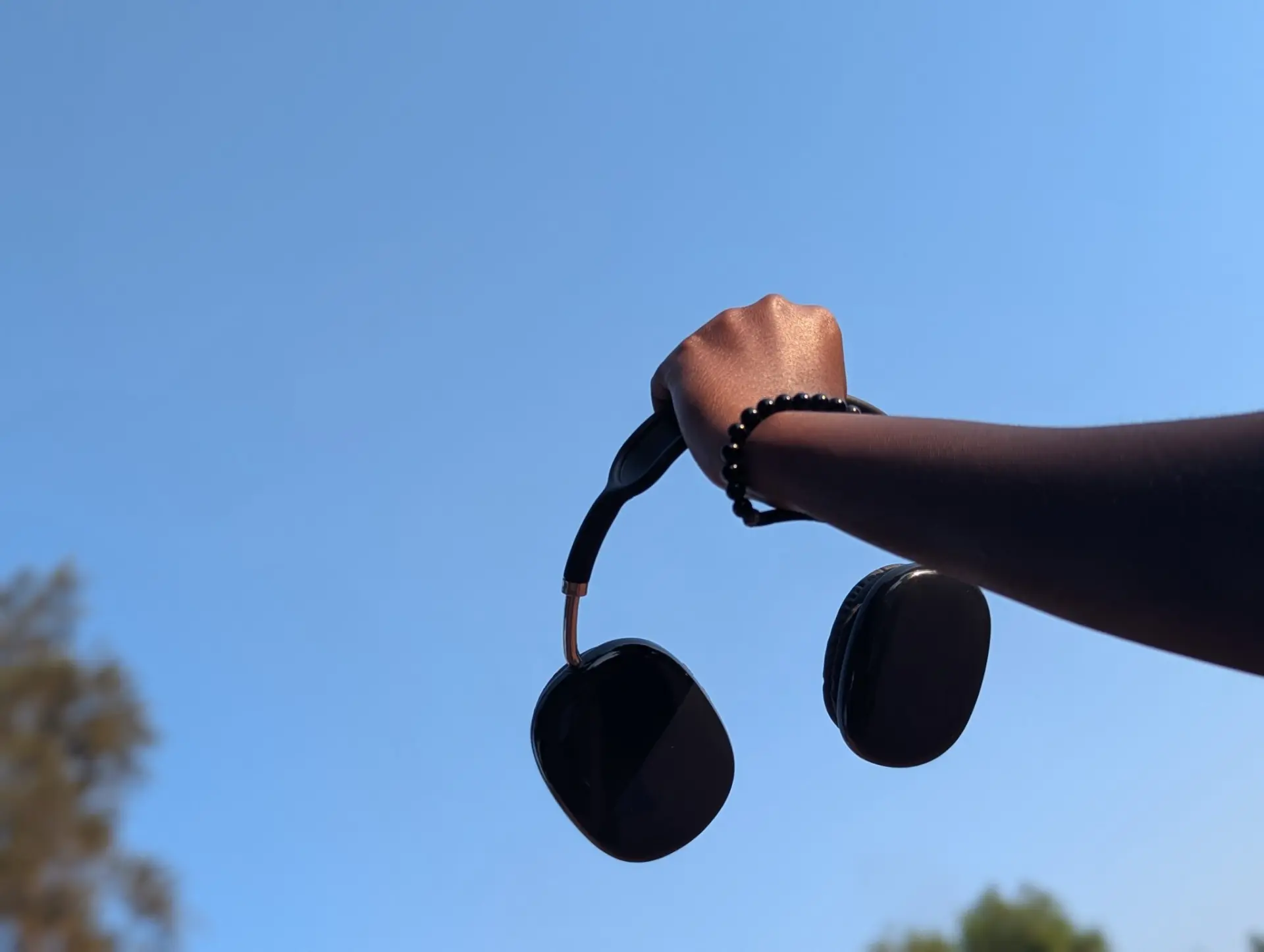 Tay cầm tai nghe chụp tai giữa trời xanh