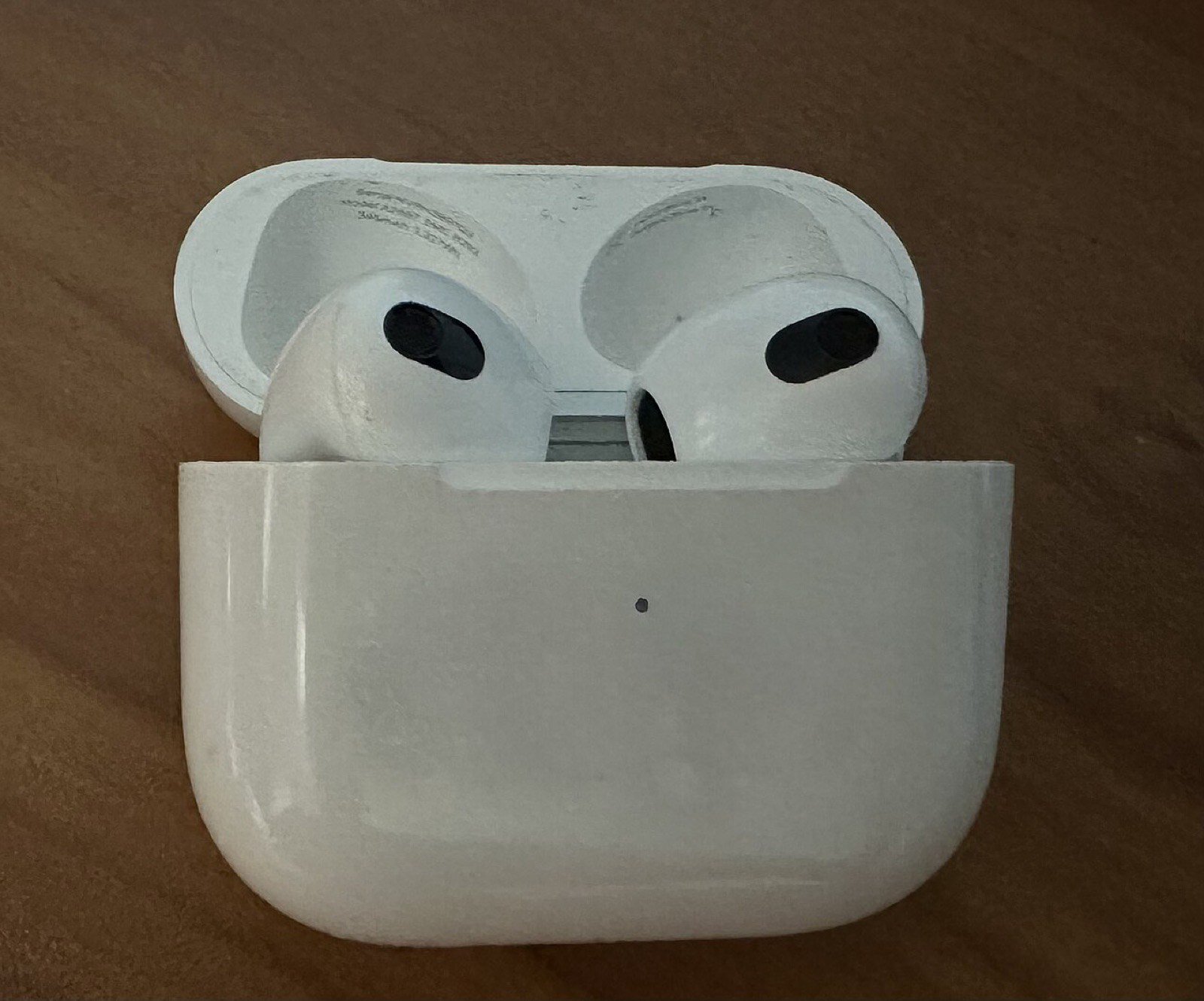 Case AirPods: chọn silicon, nhựa cứng hay da cho bền