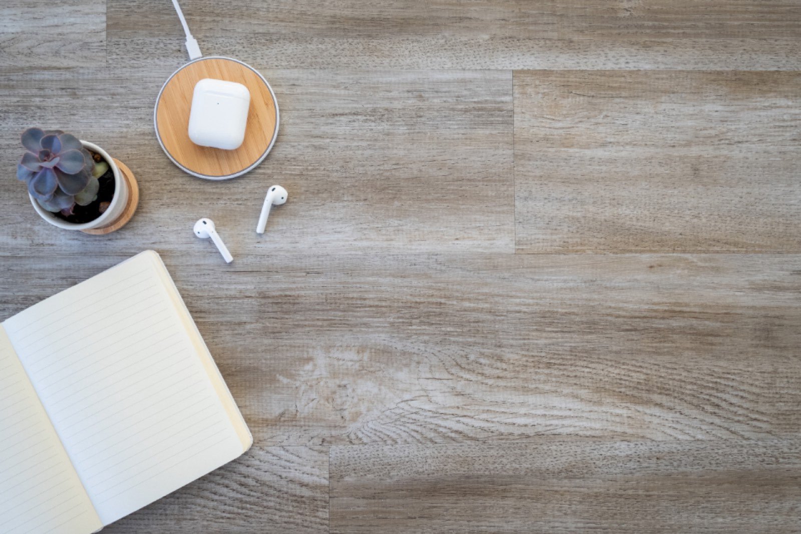 Vì sao hộp sạc AirPods cần case