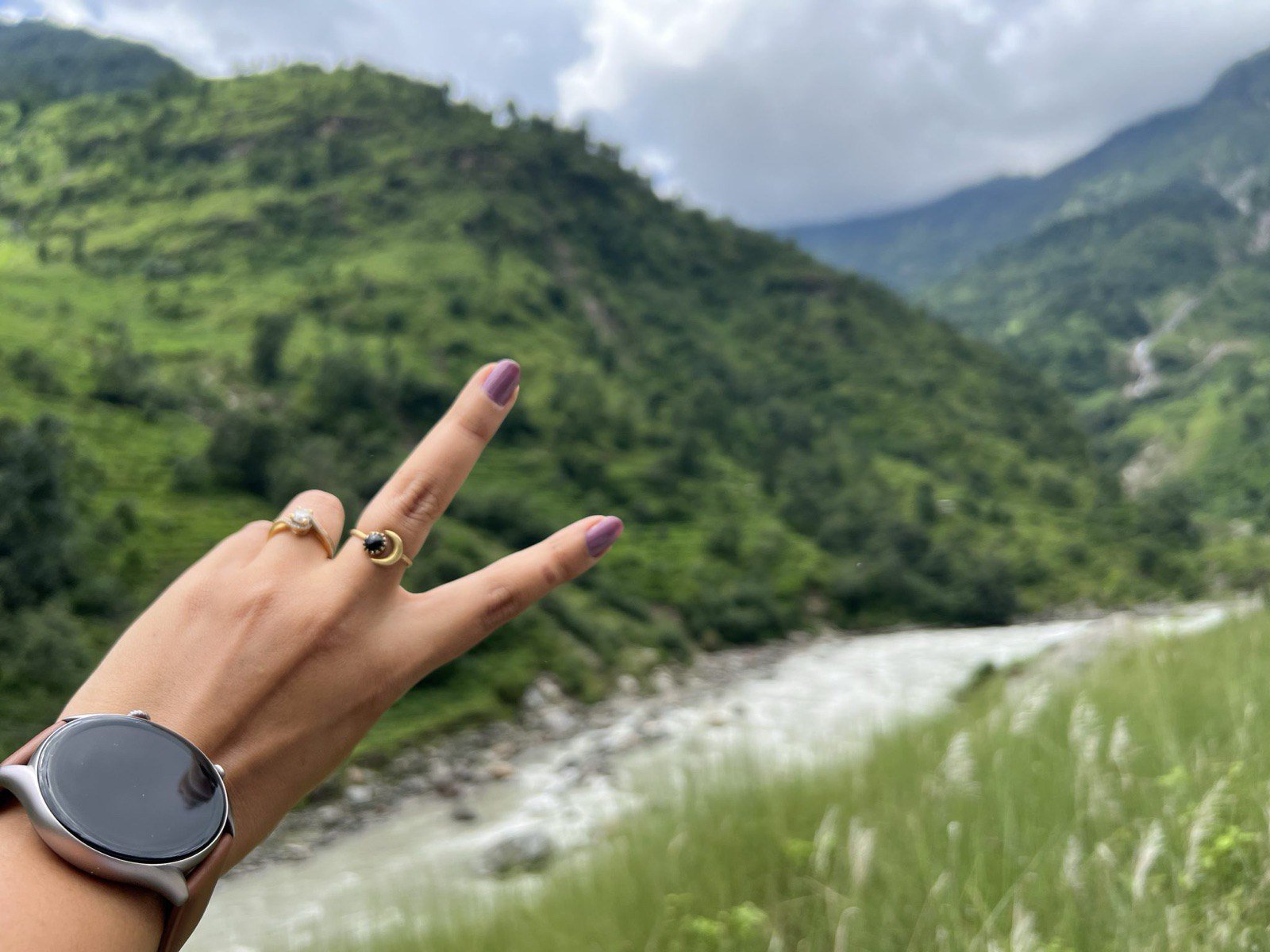 Thiết kế màn tròn, chất liệu và dây đeo