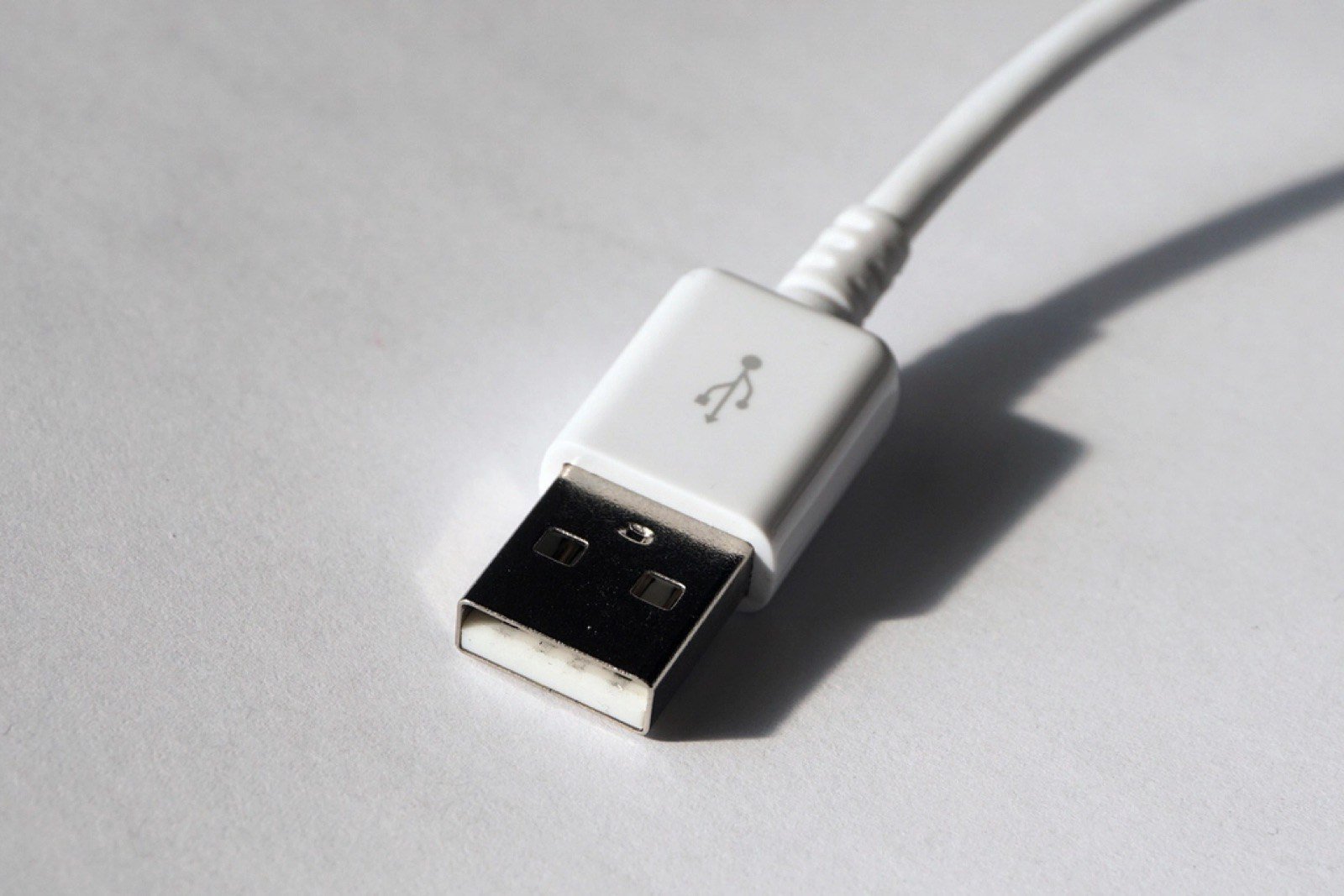 Dùng sạc iPad cho iPhone có an toàn không