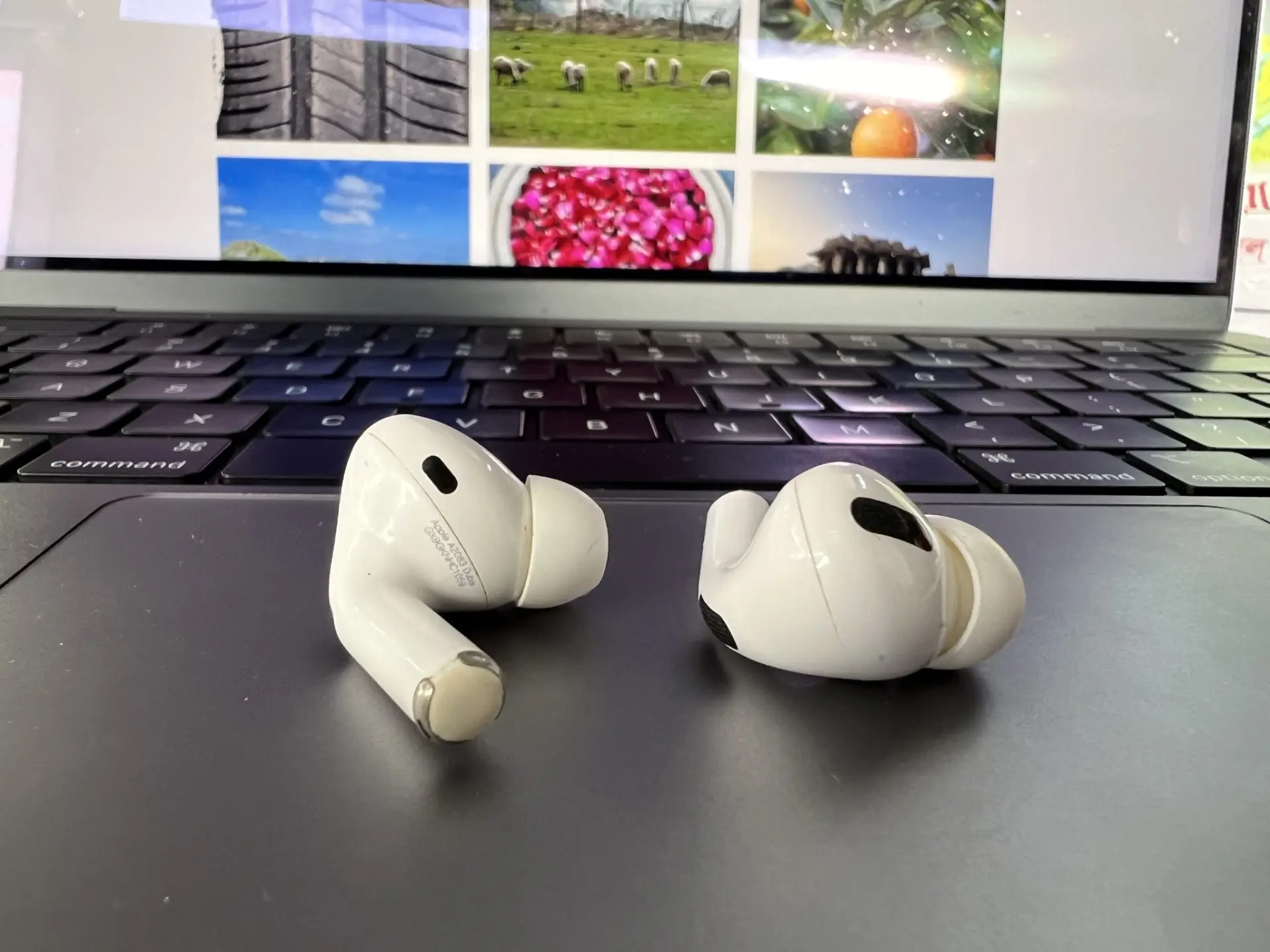 Đôi tai nghe không dây đặt trên bàn phím laptop